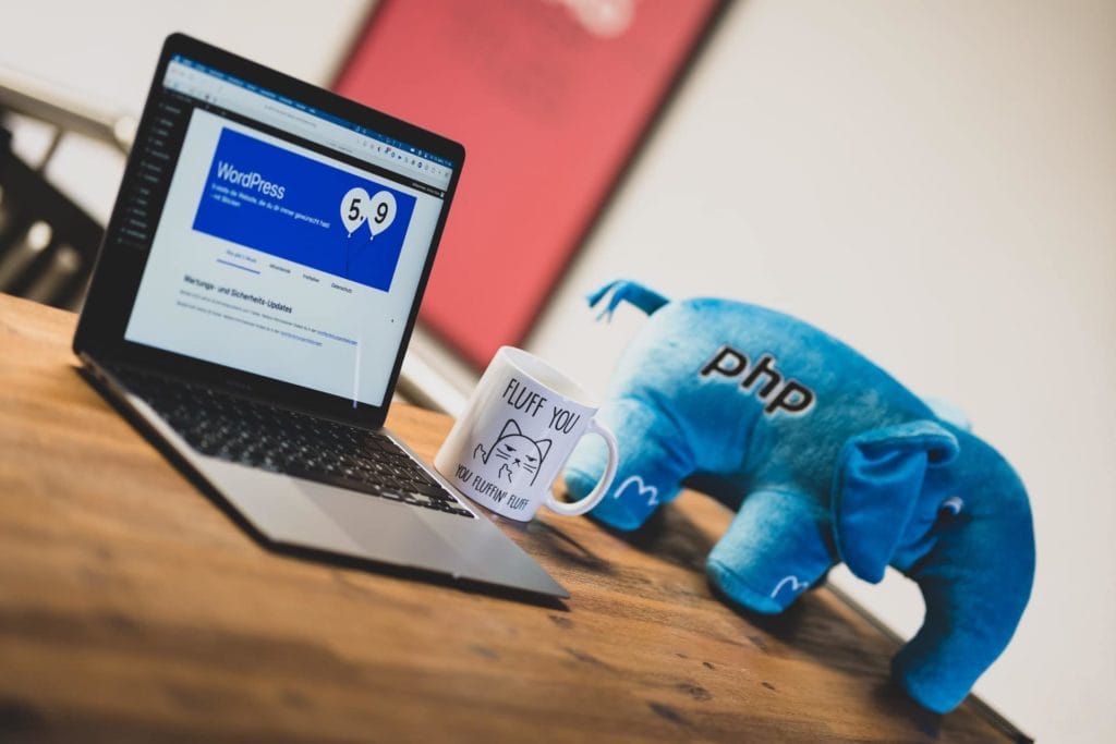 MacBook, WordPress, Kaffee und PHP