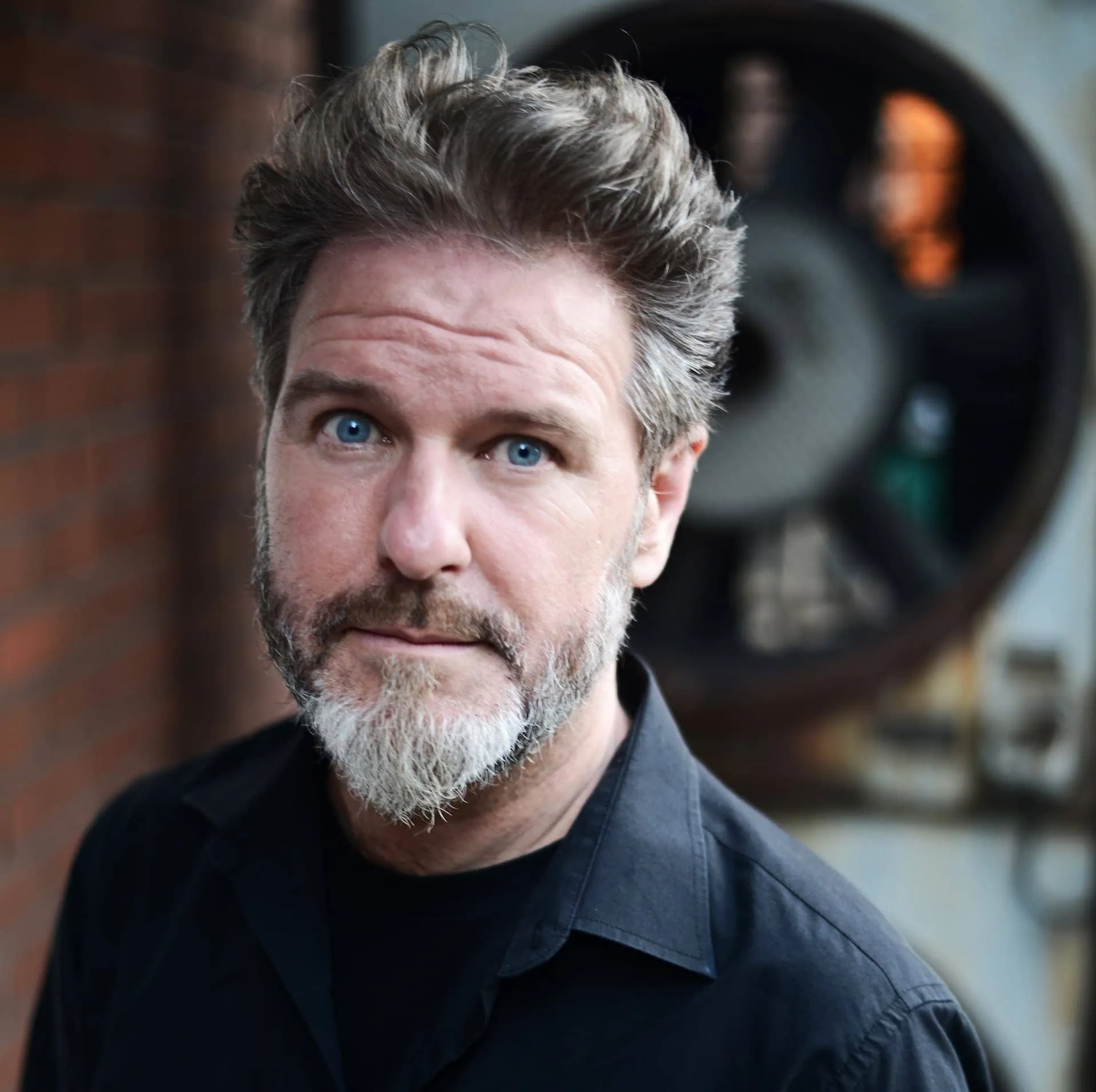 Mann mit Bart vor einem Ventilator