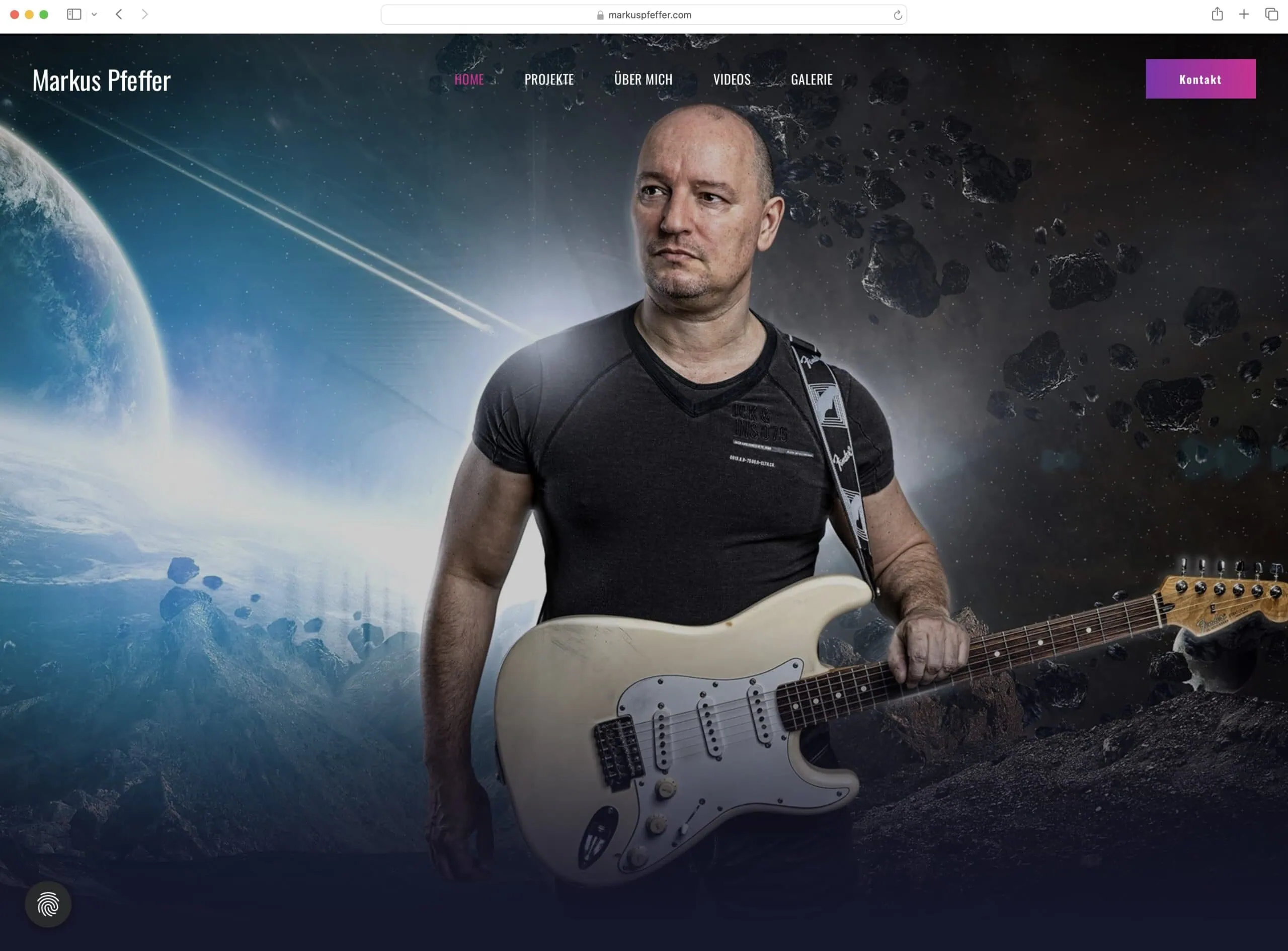 Mann mit Gitarre vor Weltraum-Hintergrund, Markus Pfeffer