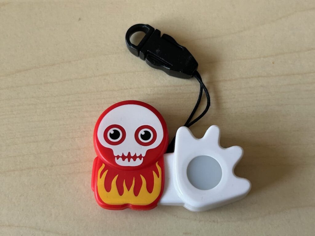 Schlüsselanhänger mit Totenkopf und Flammen Motiv