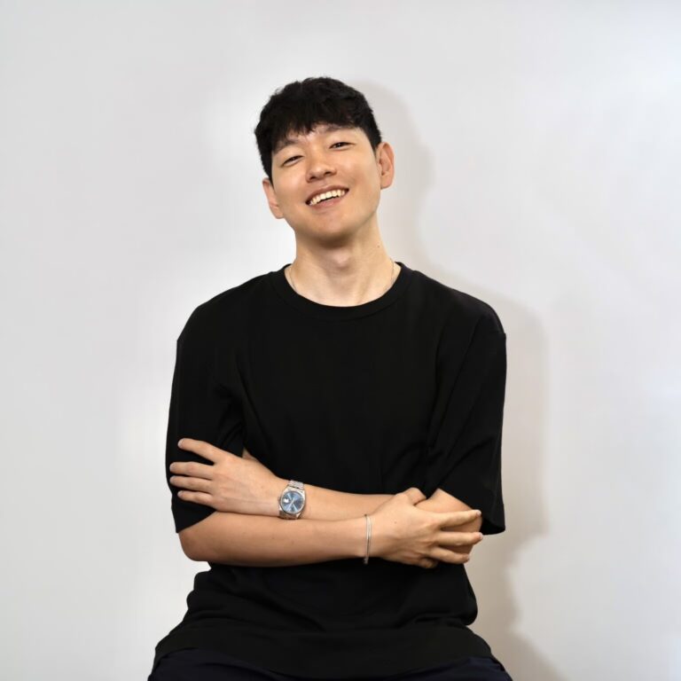 Mann mit schwarzem T-Shirt und Armbanduhr lächelt