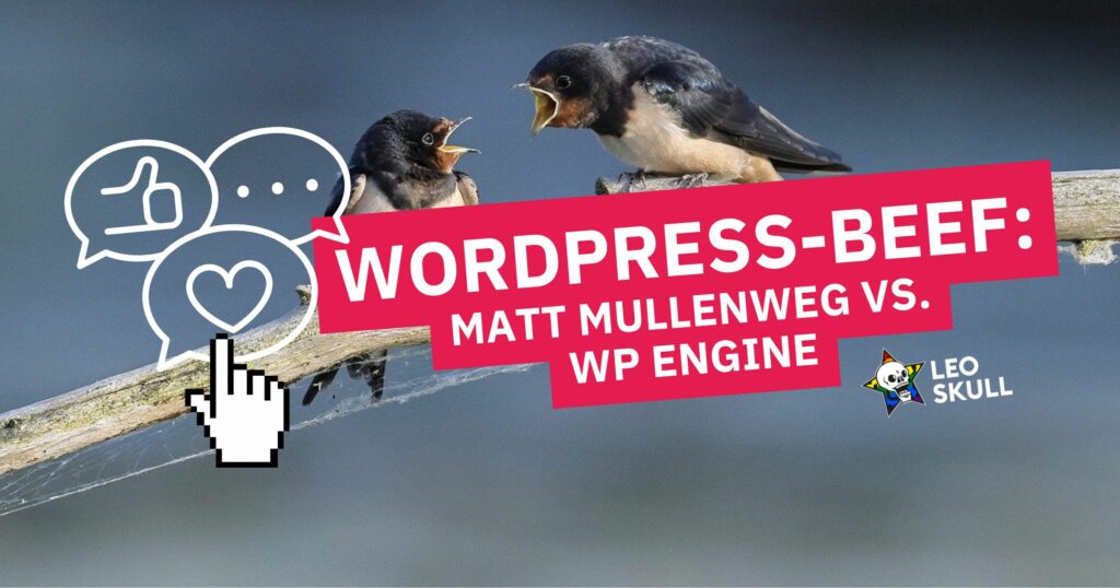 Zwei Vögel streiten auf einem Ast.