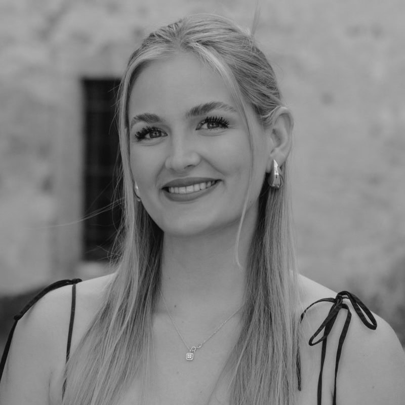 Porträt einer lächelnden Frau in Schwarz-Weiß