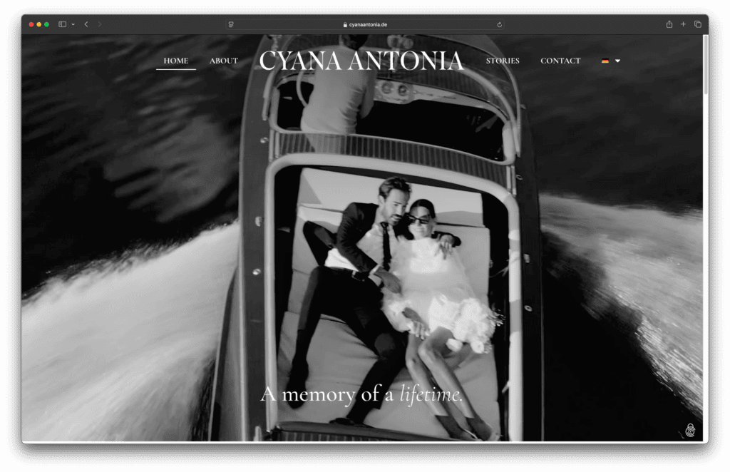 Paar auf einem Boot, entspannter Moment