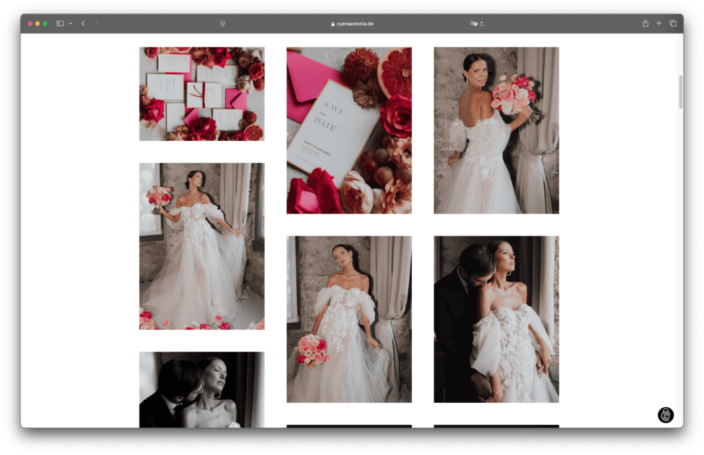 Brautpaar mit Blumenstrauß und Hochzeitseinladungen