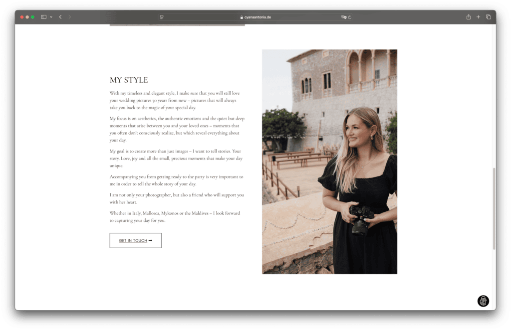 Frau mit Kamera vor historischem Gebäude