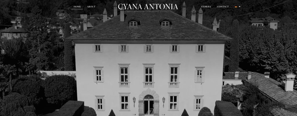 Historisches Gebäude mit Ziegeldach und symmetrischen Fenstern.