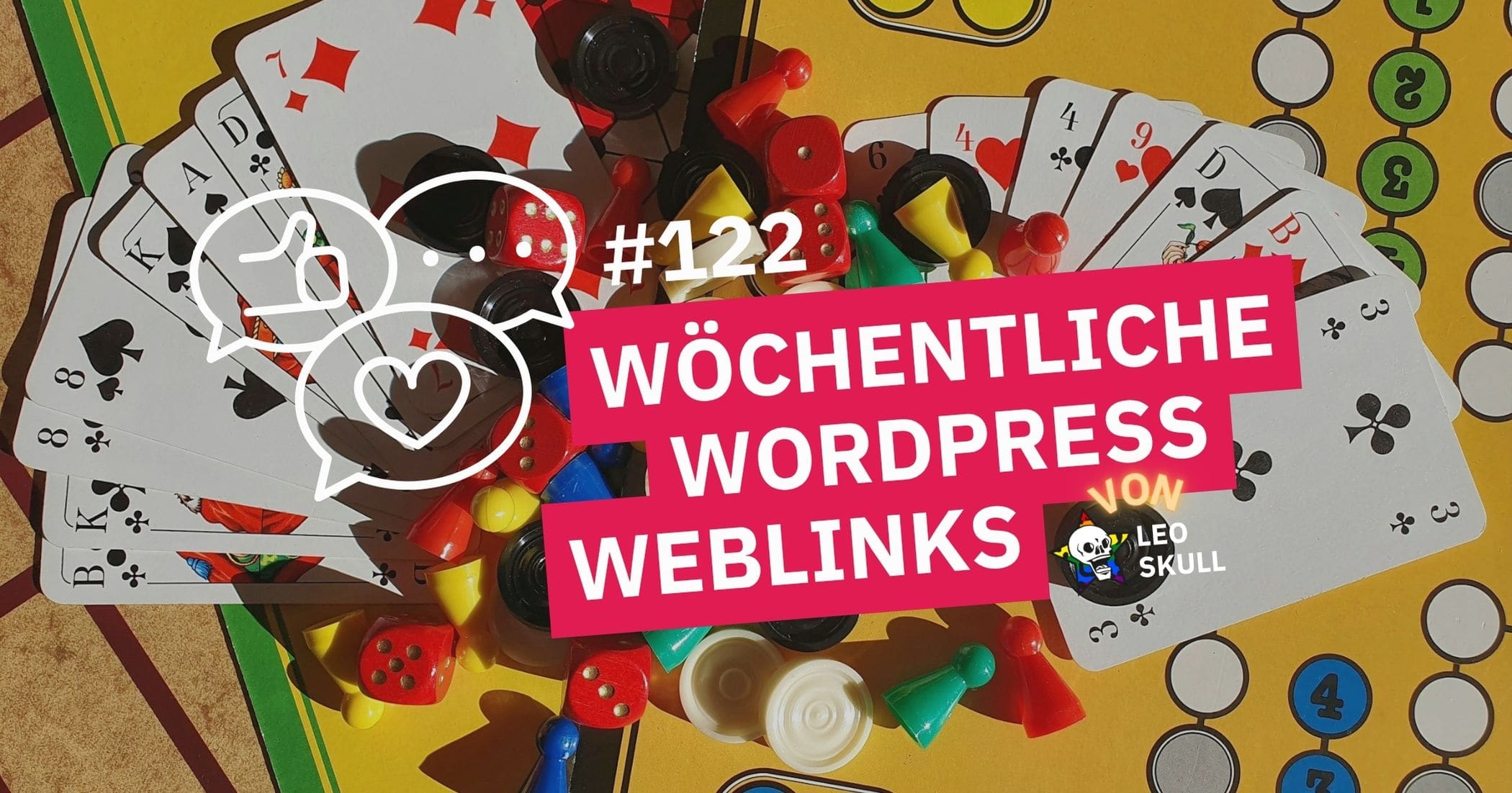 Spielkarten und Brettspielelemente mit Schriftzug.