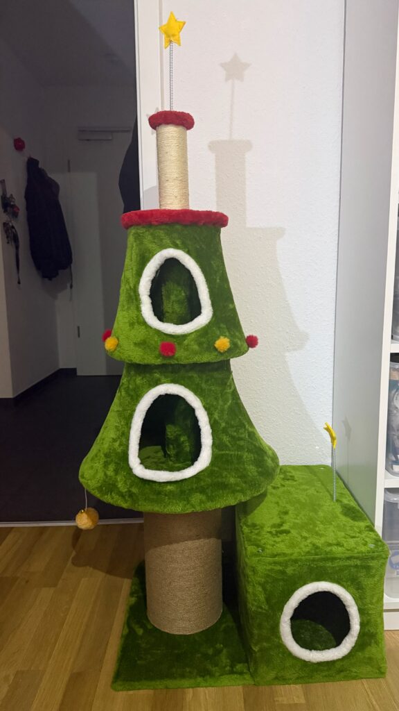 Katzenkratzbaum in der Optik eines Wihnachtsbaums