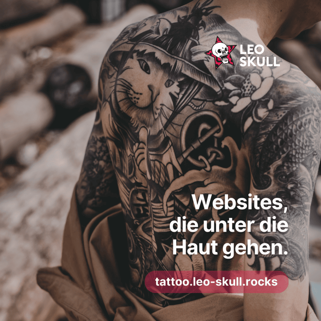 Mann mit detailliertem Rückentattoo.