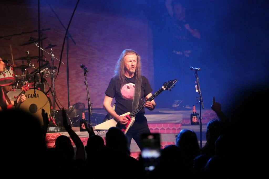 Gitarrist spielt bei Konzert.