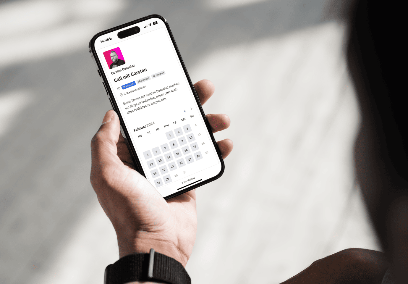 Person bucht Termin über Smartphone-App.